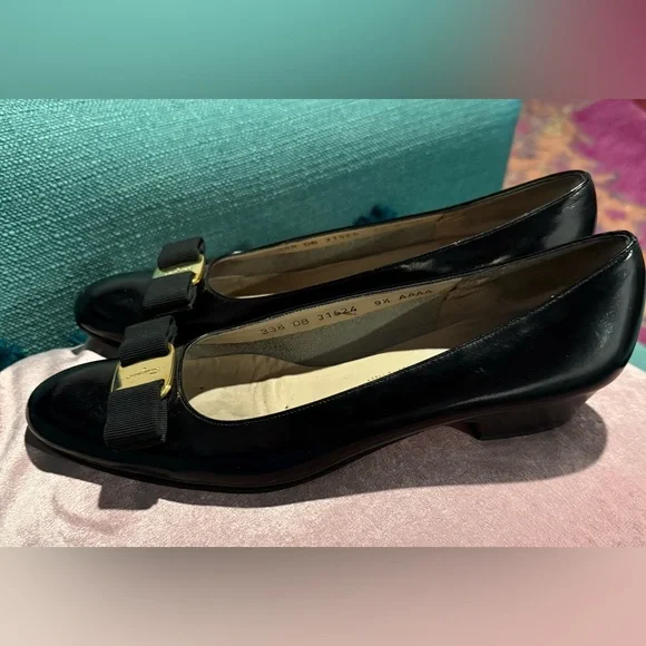 SALVATORE FERRAGAMO VARA BOW LEATHER LOW PUMPS, BLACK PATENT LEATHER, SIZE 9.5 - Picture 3 of 16